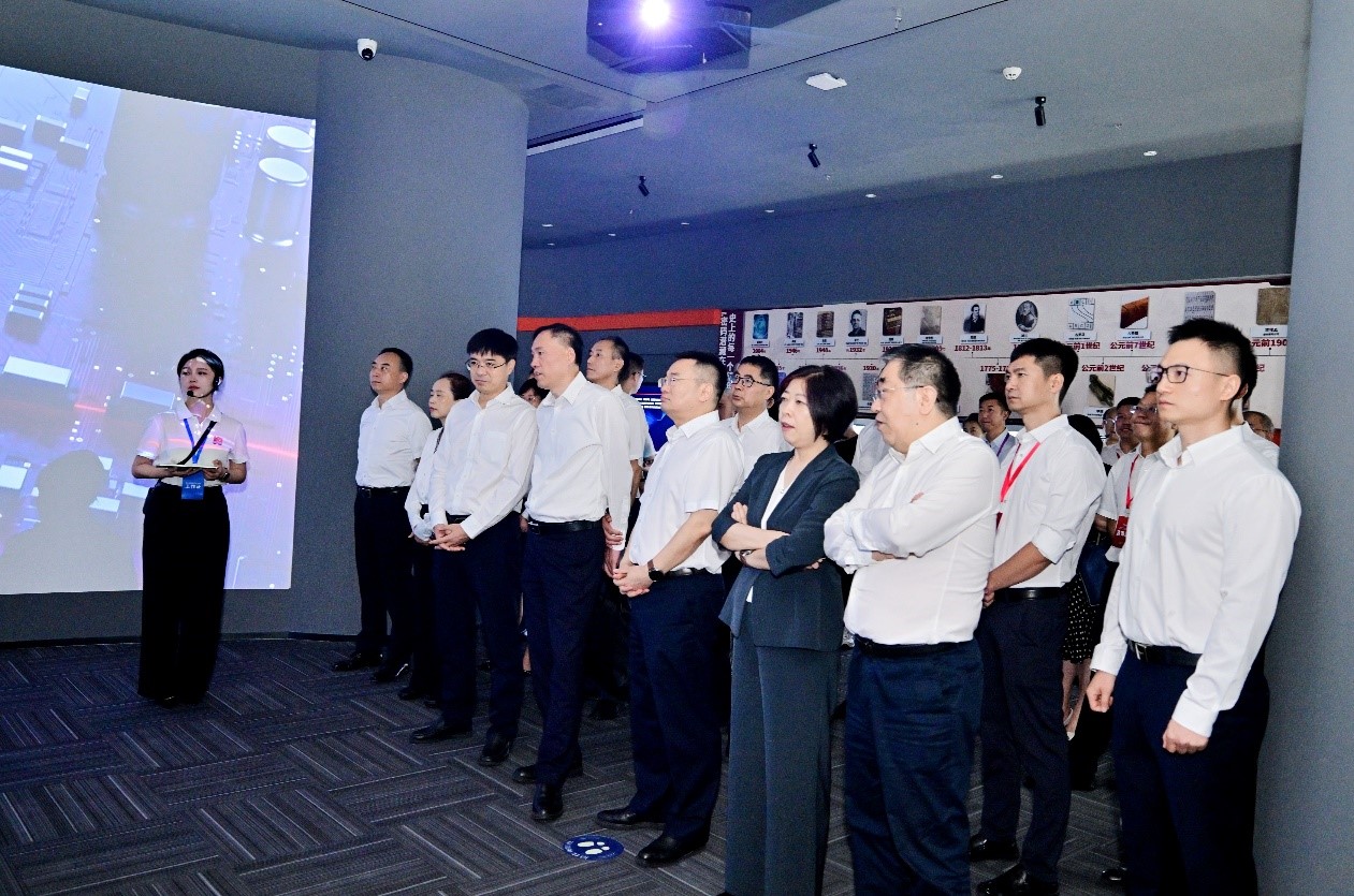 领导一行参观四川省密码科创产业园展厅